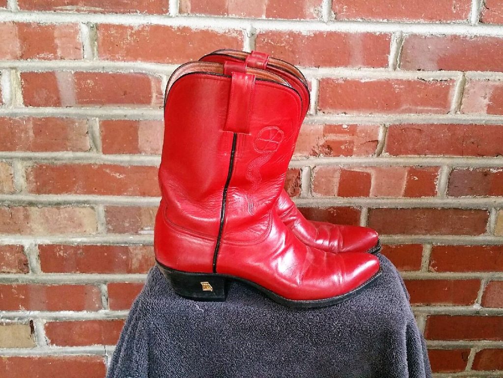 Red boots with snake emboxxed